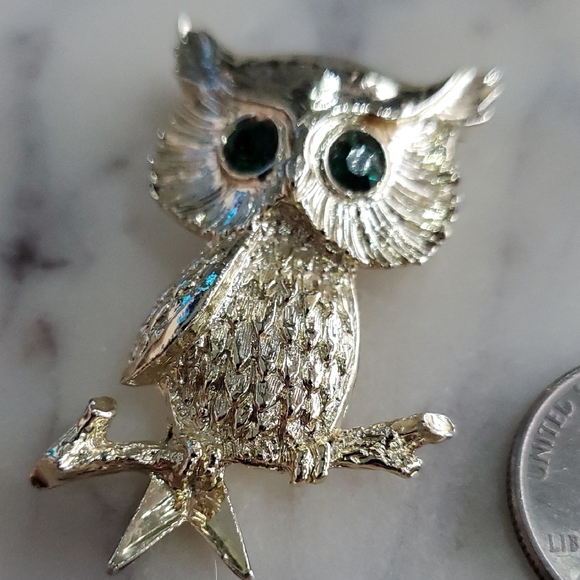 Vintage Gerrys Charming Owl Brooch in Goldish Silver W Green Eyes Whimsigoth - Picture 4 of 8
